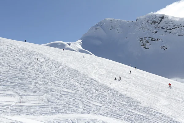 Лыжники спускаются по склону горнолыжного курорта — стоковое фото