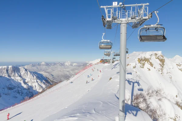 Stollift i en skidort. Sochi, Ryssland — Stockfoto