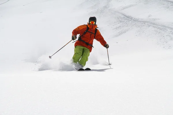 Skidåkare i djup lössnö, extrema freeride — Stockfoto