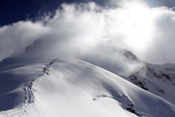 滑雪者攀登一座雪山 — 图库照片