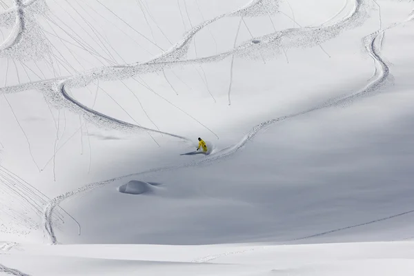 Freeride, trilhos em uma encosta — Fotografia de Stock