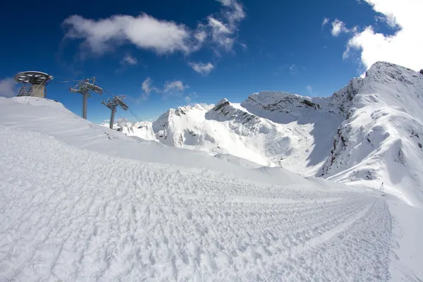 Sillas de remonte en las montañas — Foto de Stock