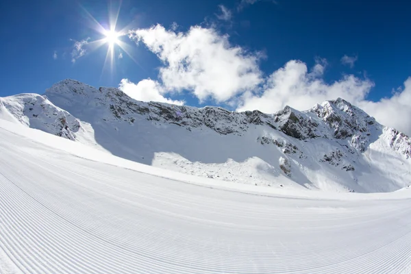 Идеально ухоженная пустая лыжная трасса — стоковое фото