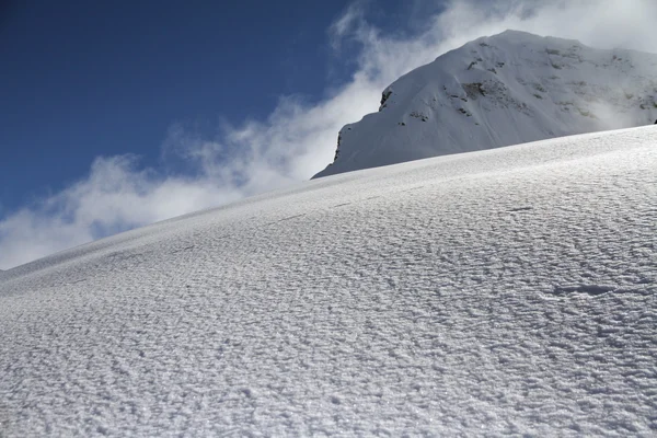 Declive de esqui em neve em pó, paisagem montanhosa — Fotografia de Stock