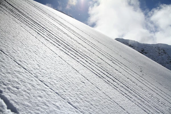 Лыжный склон в порошковом снегу, горный пейзаж — стоковое фото