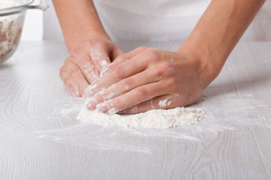 손과 흰 밀가루