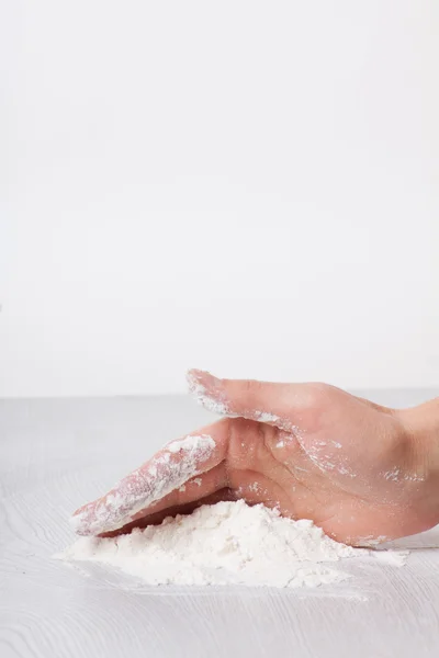 Hands and white wheat flour — Stock Photo, Image