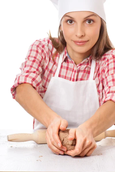 Mujer sonriente chef sosteniendo la masa en las manos —  Fotos de Stock