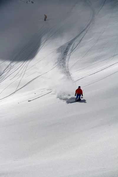 Narciarz w głębokim puchu, extreme freeride — Zdjęcie stockowe