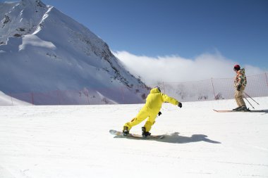 Yokuşta snowboardcu.