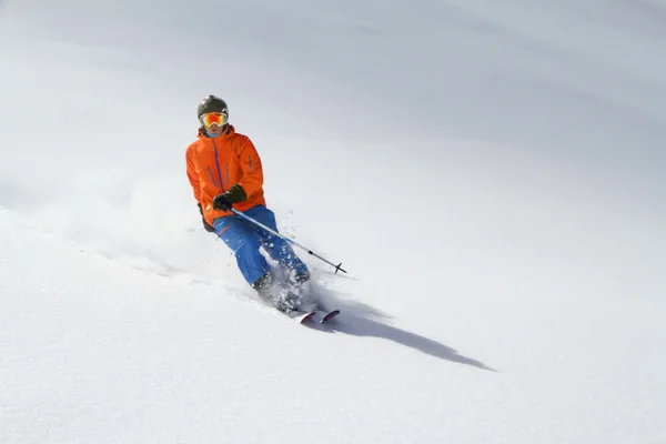 Skiër in diepe poeder, extreme freeride — Stockfoto