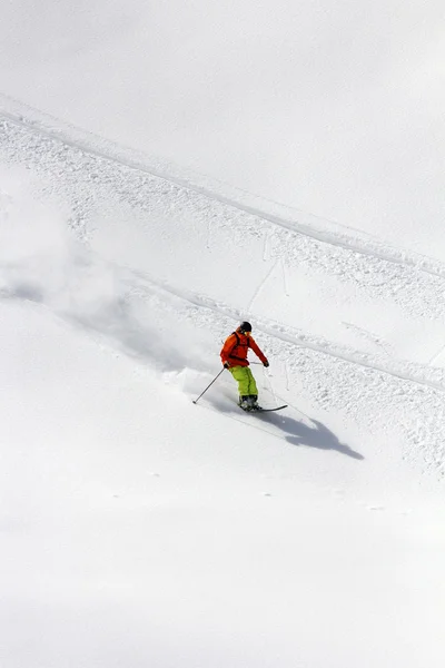 Esquiador en polvo profundo, freeride extremo — Foto de Stock