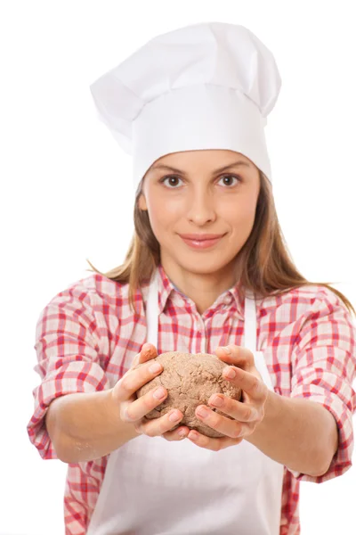 Mulher sorridente chef segurando massa nas mãos — Fotografia de Stock