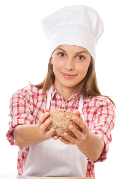 Mujer sonriente chef sosteniendo la masa en las manos — Foto de Stock