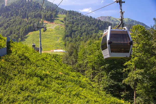 Téléphérique en montagne estivale — Photo