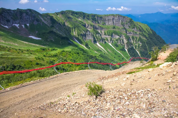 Skipiste im Sommer (Krasnaja Poljana, Russland) — Stockfoto