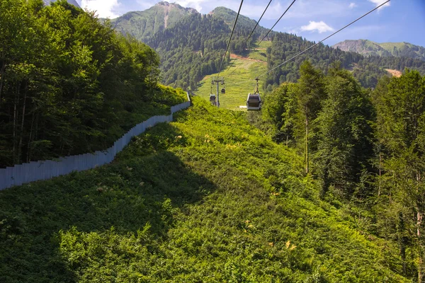 夏の山のケーブルカー — ストック写真