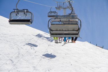 Chairlift üzerine bir kayak merkezi