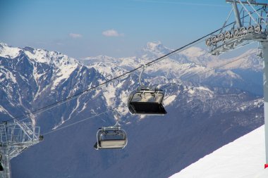 Chairlift üzerine bir kayak merkezi