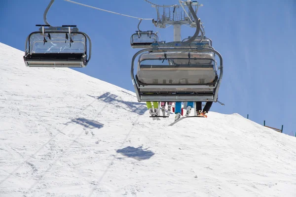 Chairlift üzerine bir kayak merkezi