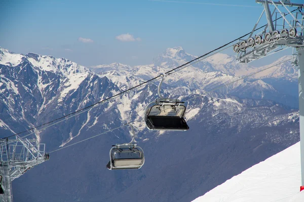 Chairlift üzerine bir kayak merkezi
