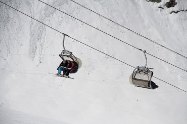 Chairlift üzerine bir kayak merkezi