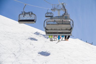 Chairlift üzerine bir kayak merkezi