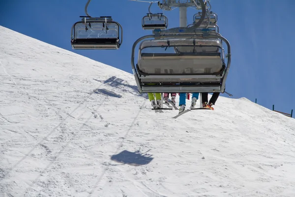 Sessellift auf einem Skigebiet — Stockfoto