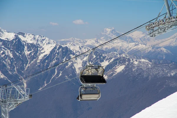 Stoeltjeslift op een ski-oord — Stockfoto