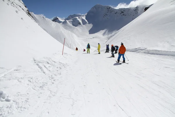 Skifahrer auf der Piste im Skigebiet — Stockfoto