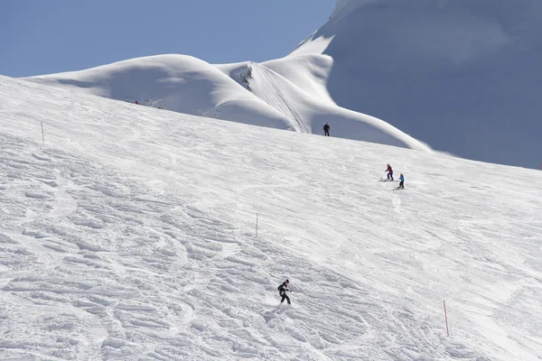 Skiërs naar beneden de helling in skiresort — Stockfoto