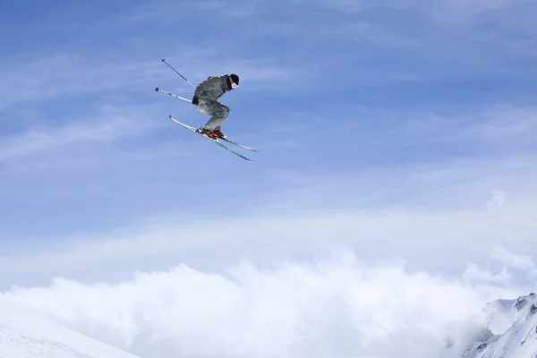 Létající lyžař na horách — Stock fotografie
