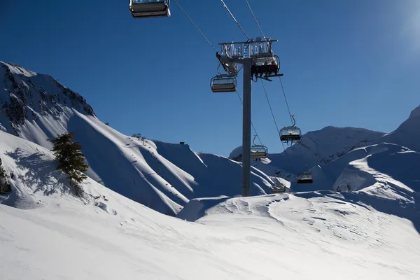 山のスキー場のリフトの椅子 — ストック写真