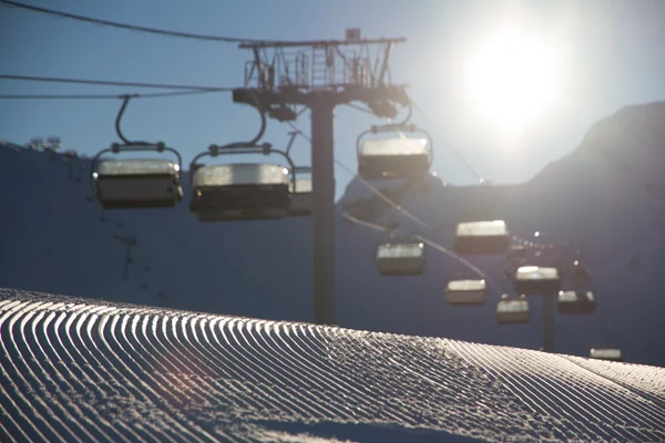 Cadeiras de elevador de esqui nas montanhas — Fotografia de Stock