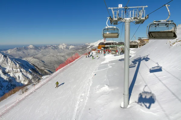 在山上滑雪升降椅 — 图库照片