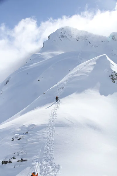 Snowboarder steigt für freie Fahrt auf — Stockfoto