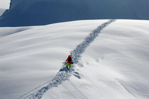 Skier climbing a snowy mountain — Stock Photo, Image