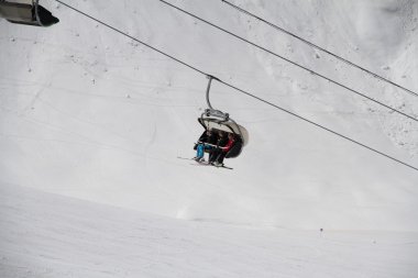 Chairlift üzerine bir kayak merkezi