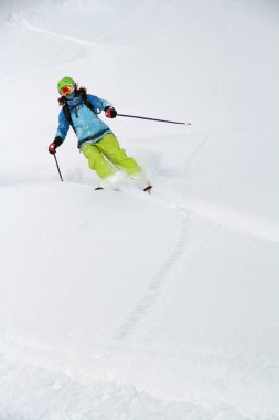 derin toz, aşırı freeride kayakçı