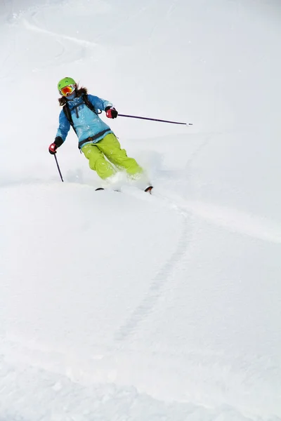 Лыжник в глубоком порошке, экстремальный фрирайд — стоковое фото