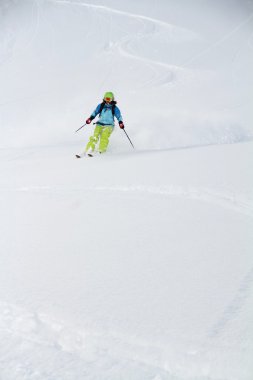 derin toz, aşırı freeride kayakçı