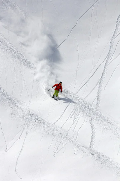 深い粉、極端なフリーライド スキーヤー — ストック写真