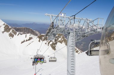 Chairlift üzerine bir kayak merkezi