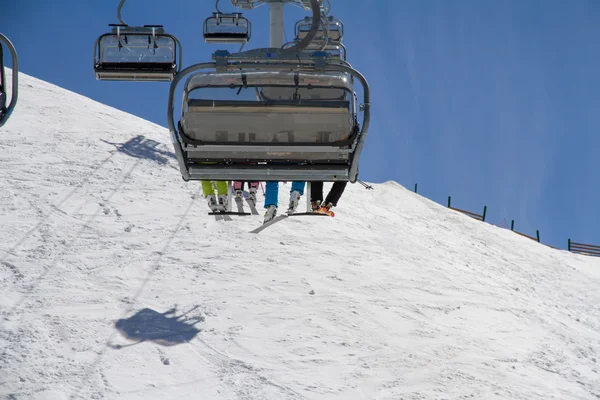 Kayakçı Kayak lift üzerinde — Stok fotoğraf