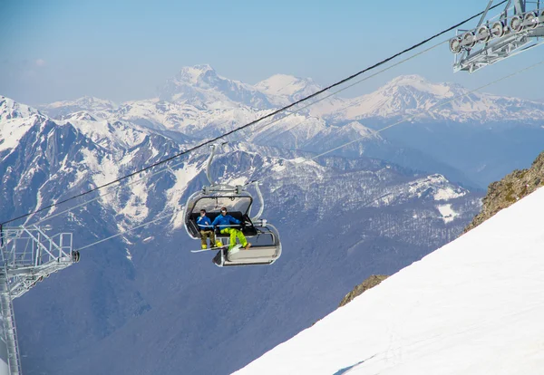 Chairlift üzerine bir kayak merkezi