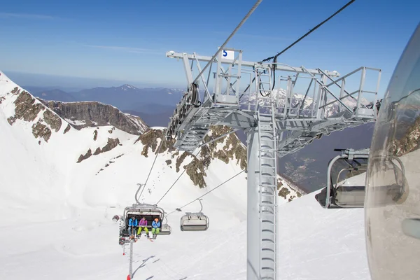 Sedačková lanovka v lyžařském středisku — Stock fotografie