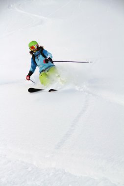 derin toz, aşırı freeride kayakçı
