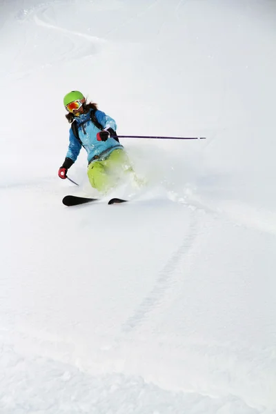 Esquiador en polvo profundo, freeride extremo — Foto de Stock