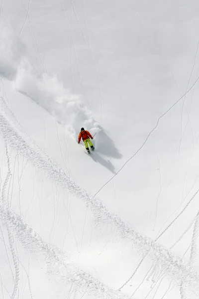 Skidåkare i djup lössnö, extrema freeride — Stockfoto