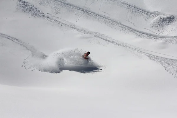 Esquiador em pó profundo, freeride extremo — Fotografia de Stock